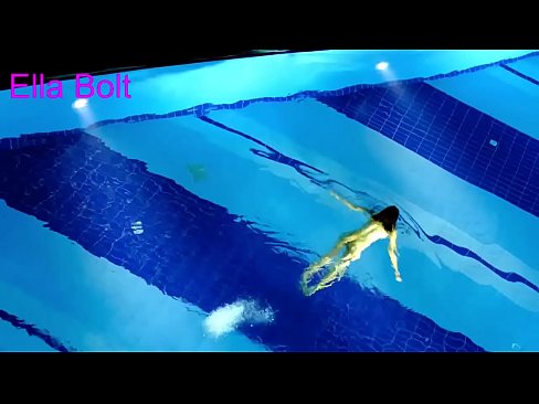❤️ لا أستطيع التوقف عن المشاهدة ، تم القبض على شقراء شابة تسبح عارية في مسبح منتجع ELLA BOLT الفيديو الإباحية